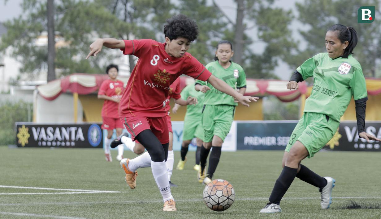 Pemain Vasanta FC, Fitri Alya Rahma, berusaha melewati pemain Gelora Muda pada laga Jakarta Equal Festival 2018 di Sawangan, Depok, Minggu (11/3/2018). Vasanta FC menang 2-0 atas Gelora Muda. (Bola.com/M Iqbal Ichsan)