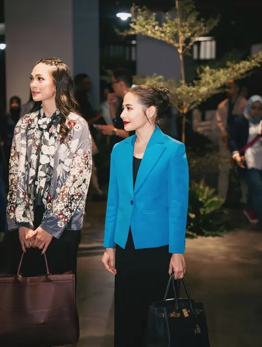 Blazer warna biru dipadukan Prilly dengan loose dress warna hitam. Tas Hermes Birkin hitam dengan gold hardware seharga Rp487 jutaan digunakan sebagai pelengkap penampilannya yang formal. [@prillylatuconsina96]