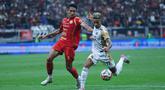 Bek tengah Persija, Rizky Ridho Ramadhani (kiri) berusaha menahan laju penyerang kiri Dewa United Banten FC, Noah Wail Sadaoui saat pertandingan lanjutan BRI Super League 2025/2026 di Jakarta International Stadium (JIS), Minggu (15/3/2026) malam WIB. Menjamu Dewa United Banten FC, Persija gagal memanfaatkan situasi dan mempertahankan keunggulan. (Bola.com/M Iqbal Ichsan)