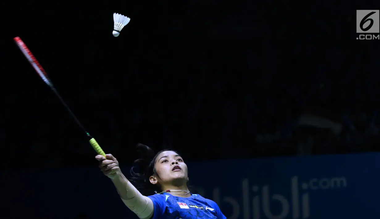 Tunggal putri Indonesia, Gregoria Mariska Tunjung mengembalikan kok ke pebulu tangkis Thailand, Ratchanok Intanon pada 16 besar Indonesia Open 2018 di Istora GBK, Jakarta, Kamis (5/7). Gregoria kalah 21-11, 17-21, 21-14. (Liputan6.com/Helmi Fithriansyah)