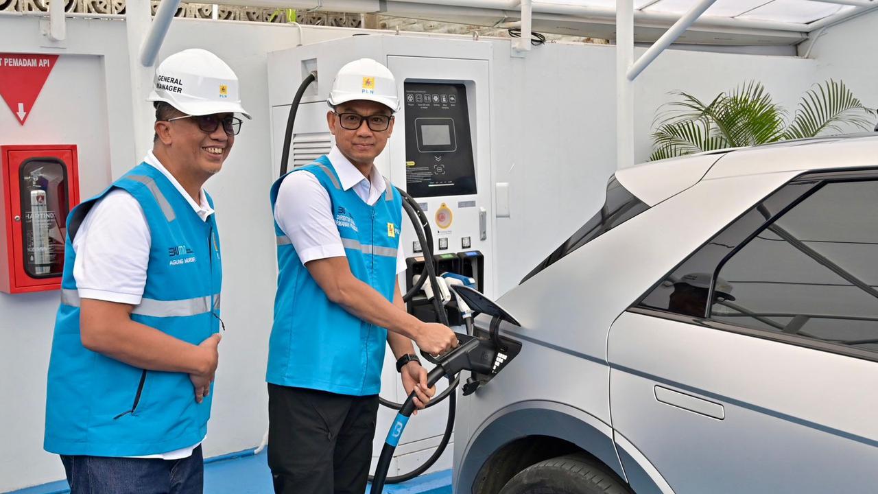 Direktur Utama PT PLN (Persero) Darmawan Prasodjo memastikan keandalan stasiun pengisian kendaraan listrik umum (SPKLU) di Jawa Barat. (Foto: Istimewa)