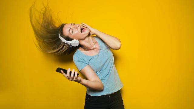 Ilustrasi mendengarkan musik.