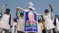 Sejumlah petani membentangkan poster bergambar Perdana Menteri India Narendra Modi dengan logo KTT G20 India selama protes di Amritsar pada tanggal 8 September 2023. (Narinder NANU/AFP)