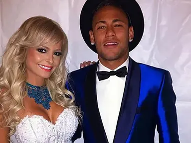 Penyerang Barcelona, Neymar, merayakan tahun baru bersama model bernama Jhenny Andrade. (Instagram)