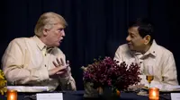 Keakraban Presiden AS, Donald Trump dan Presiden Filipina, Rodrigo Duterte dalam acara makan malam bersama konferensi ASEAN ke-31 di Manila, Minggu (12/11). Trump dan Duterte berbincang mengenai sejumlah isu. (AP Photo/Andrew Harnik)
