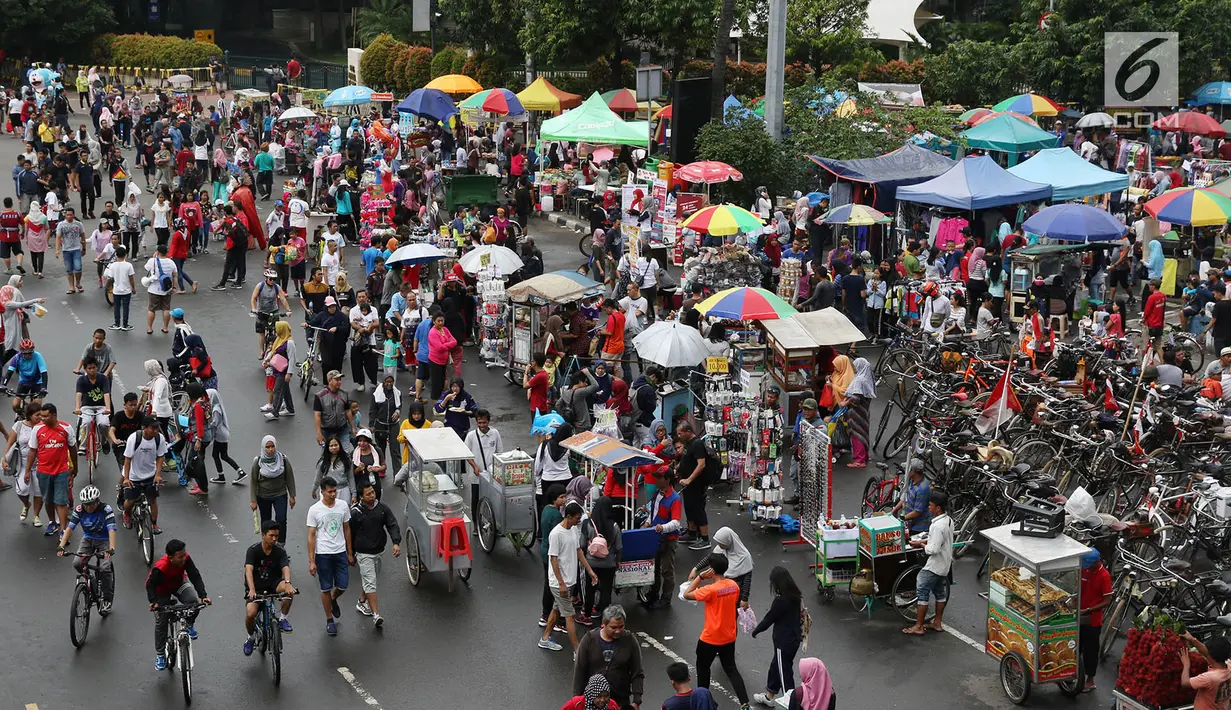 Suasana saat warga memadati Jalan Jendral Sudirman dan MH Thamrin ketika pelaksanaan car free day (CFD) di Jakarta, Minggu (11/2). Mereka berolahraga atau sekadar berjalan-jalan di hari bebas kendaraan tersebut. (Liputan6.com/Immanuel Antonius)