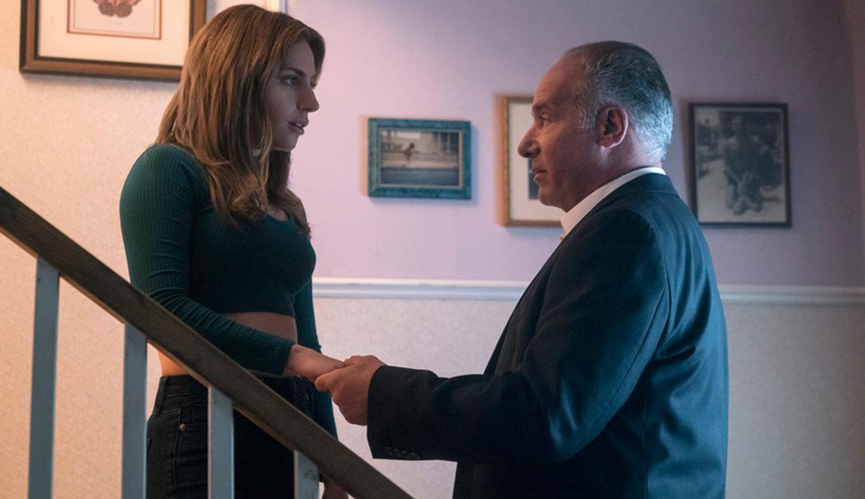 Gambar yang dirilis oleh Warner Bros menunjukkan Lady Gaga dan Andrew Dice Clay dalam adegan film "A Star is Born." Yang membuat film ini makin mewah adalah adanya duet Bradley Cooper dan Lady Gaga. (Neal Preston/Warner Bros via AP)