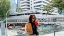 Gaya chic Marsha Aruan pakai kaus hitam lengan pendek dengan mini skirt abu-abu, sneakers putih, dan sunglasses. [Foto: Instagram/aruanmarsha]