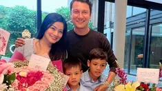 Melalui akun Instagram, Titi Kamal membagikan momen ulang tahunnya. Dalam hari bahagia tersebut, dirinya mendapatkan kejutan ulang tahun dari Christian Sugiono dan kedua putranya. (Liputan6.com/IG/@titi_kamall)