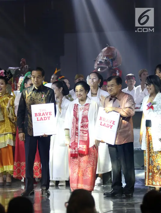 Presiden Joko Widodo dan Wapres Jusuf Kalla foto bersama saat perayaan HUT ke-72 Ketum PDIP Megawati Soekarnoputri di Grand Sahid Jakarta, Rabu (23/1). Hadiah buku untuk Megawati berisi testimoni menteri Kabinet Gotong Royong. (Liputan6.com/Angga Yuniar)