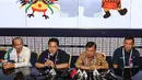 Wakil Presiden, Jusuf Kalla (kedua kanan) dan Ketua INASGOC, Erick Thohir (kedua kiri) memeberi keterangan pers usai meninjau Main Press Center (MPC) atau Media Center Asian Games di JCC, Jakarta, Selasa (14/8). (Liputan6.com/Fery Pradolo)