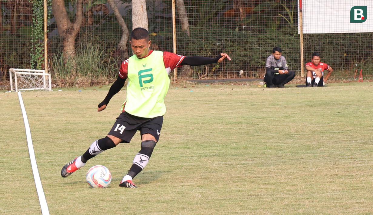 Pemain FC Bekasi City, Ismed Sofyan, melepaskan tendangan saat sesi latihan di Lapangan Harin, Tengerang Selatan, Rabu (7/9/2023). (Bola.com/M Iqbal Ichsan)