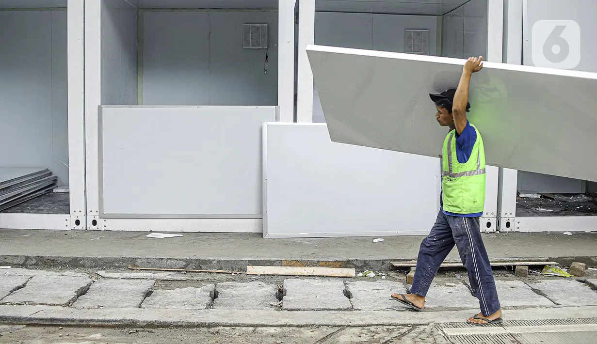 Seorang pekerja memasang kios untuk pedagang kaki lima (PKL) di atas trotoar usai direvitalisasi di kawasan Tugu Proklamasi, Menteng, Jakarta Pusat, Jumat (30/12/2022). Sebanyak 92 kios bongkar pasang dengan luas masing-masing 2x2 meter ini diperuntukkan bagi pedagang makanan agar lebih tertata rapi. (Liputan6.com/Faizal Fanani)