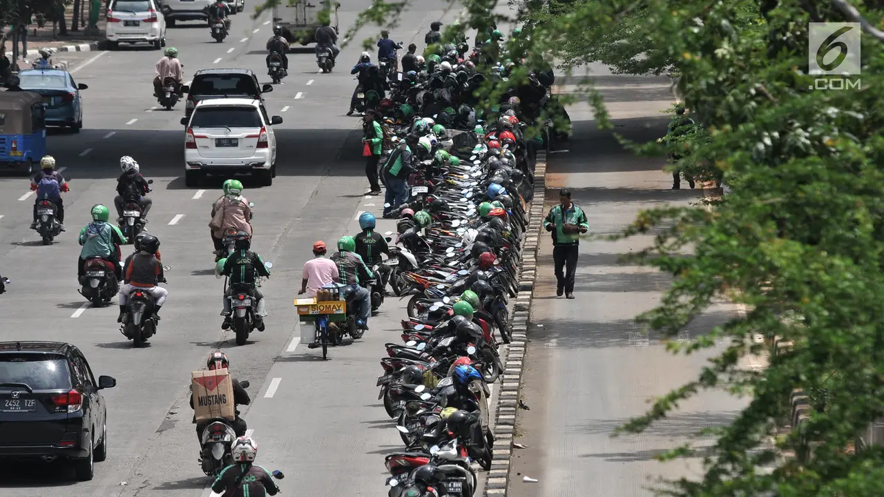 Semrawut Ojek Online Mangkal di Badan Jalan Bikin Kemacetan