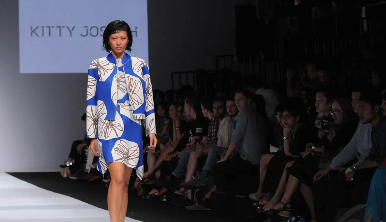 Selain garis-garis lurus, Kitty Joseph juga menggunakan garis-garis lengkung membentuk bunga pada karya-karyanya di pagelaran Jakarta Fashion Week 2015, Senin (3/11/2014). (Liputan6.com/Faisal R Syam)