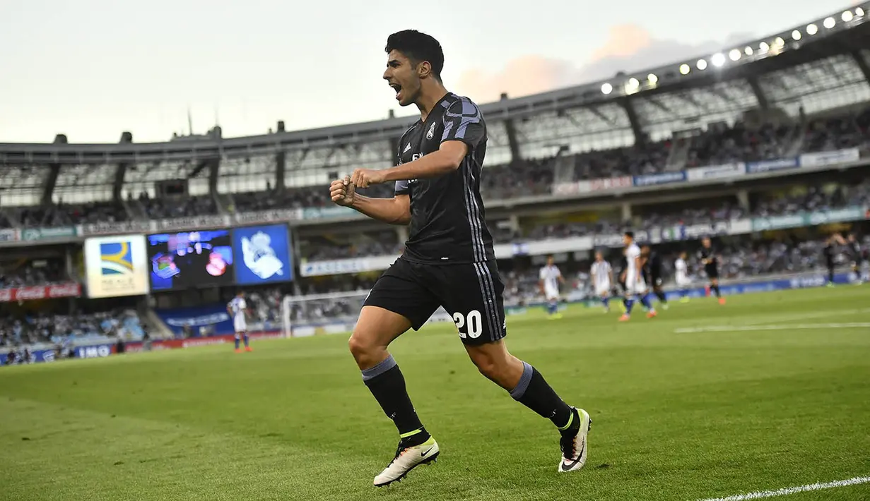 Gelandang Real Madrid, Marco Asensio, merayakan gol yang dicetaknya ke gawang Real Sociedad. Pemain yang baru dikembalikan dari Espanyol itu mencetak gol pada menit ke-40 melalui umpan Raphael Varane. (AP/Alvaro Barrientos)