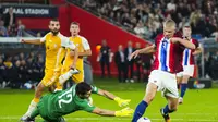 Erling Haaland (Norwegia) melewati kiper Moldova Cristian Avram sebelum mencetak gol keempatnya dalam laga kualifikasi Piala Dunia di Ullevaal Stadion, Oslo, 9 September 2025. (Cornelius Poppe/NTB via AP)