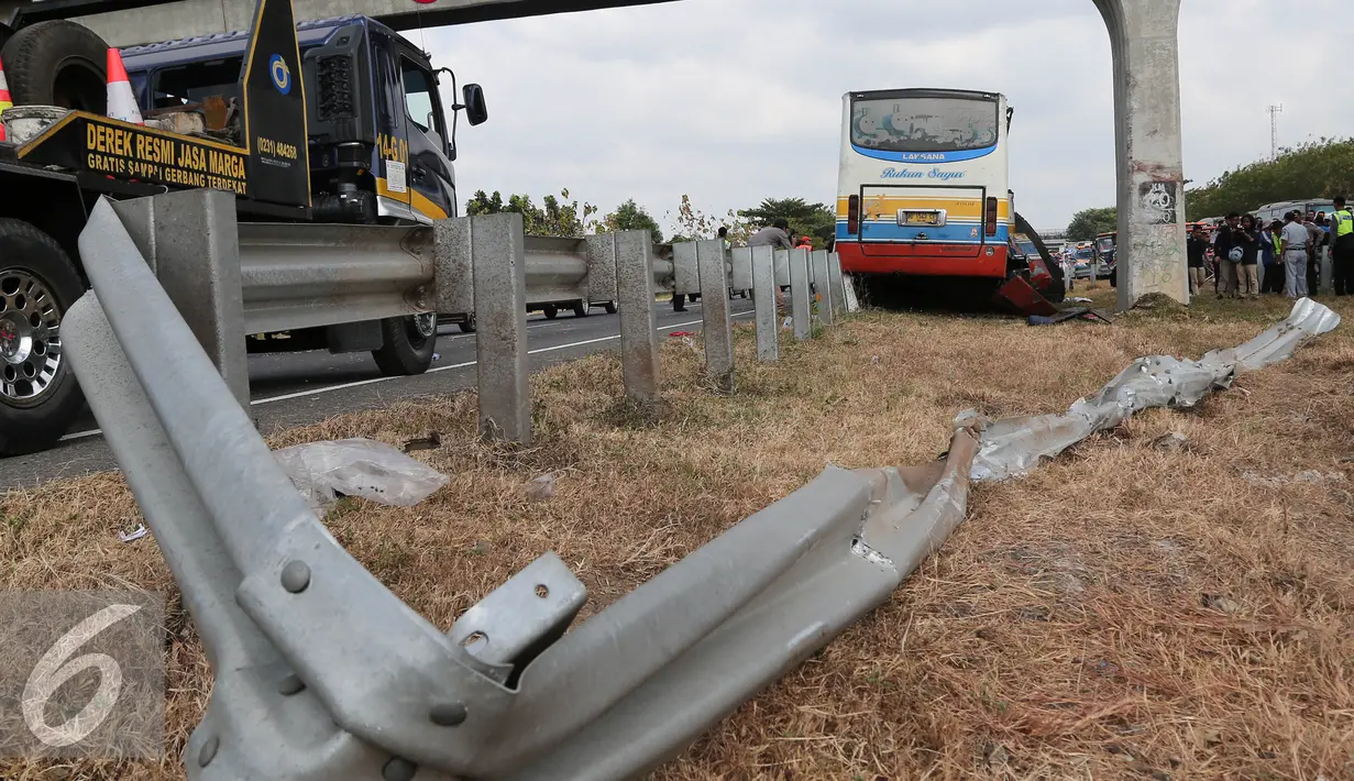 Pembatas jalan terlihat rusak usai dihantam bus PO Rukun Sayur di KM 202, Jawa Barat, Selasa (14/7/2015). Kecelakaan tersebut menyebabkan 11 orang tewas dan 27 luka - luka. (Liputan6.com/Herman Zakharia)