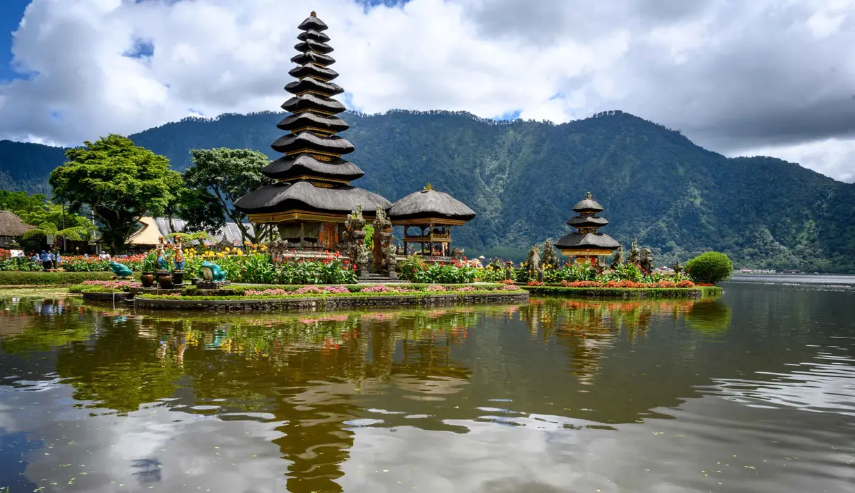 Salah satu tempat ibadah umat Hindu ini dikenal dengan pemandangan pura kecilnya yang tampak mengambang di atas Danau Beratan, terutama saat air danau pasang. Tampak dalam foto, pemandangan Pura Ulun Danu Beratan, sebuah pura Hindu di Danau Beratan dekat Bedugul, Bali, pada Jumat 7 November 2025. (Mladen ANTONOV/AFP)