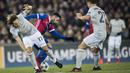 Aksi pemain Basel, Renato Steffen (tengah) melewati adangan dua pemain Manchester United pada laga grup A Liga Champions di St. Jakob-Park stadium, Basel, Swiss, (22/11/2017). MU kalah 0-1 dari Basel. (Ennio Leanza/Keystone via AP)