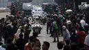 Iring-iringan mobil jenazah yang membawa almarhum Presiden ke-3 RI, BJ Habibie melintasi Jalan Gatot Subroto menuju TMP Kalibata, Jakarta, Kamis (12/9/2019). Warga secara khusus meluangkan waktu menyambut jenazah BJ Habibie untuk memberikan penghormatan terakhir. (Liputan6.com/Johan Tallo)