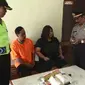 Sepasang kekasih penipu ilmu gendam dibekuk polisi (Liputan6.com / Zainul Airifn)