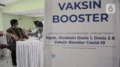 Warga menjalani vaksinasi dosis ketiga (Booster) di Pasar Induk Kramat Jati, Jakarta Timur, Kamis (10/3/2022). Kepala Dinas Kesehatan DKI Jakarta Widyastuti mengakui, capaian vaksinasi booster COVID-19 masih sangat rendah. (merdeka.com/Iqbal S. Nugroho)