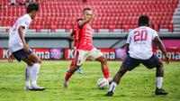 Aksi gelandang serang Bali United, Irfan Jaya dikepung pemain Arema FC pada lanjutan BRI Liga 1 2023/2024 di Stadion Wayan Dipta, Gianyar, Senin (4/12/2023). (Bola.com/Alit Binawan)