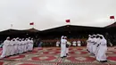 Para peserta bernyanyi dan menari saat Festival Tan-Tan Moussem Berber ke-14 di Kota Tan-Tan, Maroko, Minggu (8/7). Festival ini pertama kali digelar pada tahun 1963. (KARIM SAHIB/AFP)