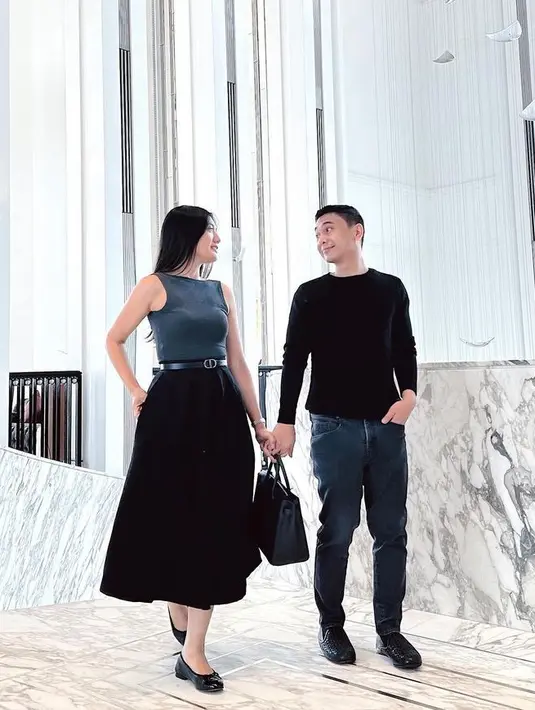 Keduanya kerap tampil dengan busana warna senada, Anissa mengenakan atasan tank top abu-abu dipadukan rok hitam. Raditya mengenakan atasan hitam lengan panjang dan celana denimnya.  [@anissaaziza]