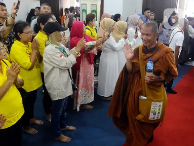 Rombongan Biksu Buddha yang melakukan ritual jalan kaki atau Thudong dari Thailand menuju Candi Borobudur mendapat sambutan saat tiba di Gedung Kanzus Sholawat, Kota Pekalongan, Jawa Tengah, Kamis (25/5/2023). Sebanyak 32 Biksu dari sejumlah negara menginap di Kanzus Sholawat yang merupakan pesantren milik Habib Luthfi bin Yahya. (merdeka.com/Arie Basuki)