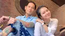 Citra Anidya lebih muda 15 tahun dari Chef Juna, namun keduanya terlihat bucin ke satu sama lain. Chef Juna lahir di tahun 1975 sedangkan Citra adalah wanita kelahiran 1990. Meski begitu, nggak sedikit yang menilai mereka sangat serasi. (Liputan6.com/IG/@ncit90)