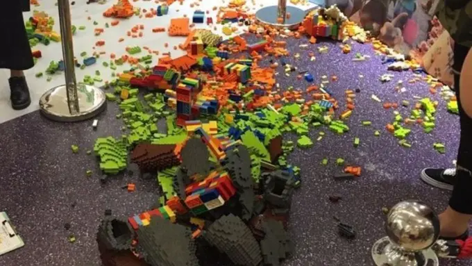 Dibuat 3 Hari, Patung Lego Ini Dihancurkan Bocah Dalam Sedetik!
