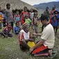 Petugas Puskesmas Illu Saparuddin (kanan) memberikan layanan kesehatan kepada warga yang tinggal di pedalaman kampung Nioga, Distrik Illu, Puncak Jaya, Papua.(Antara)