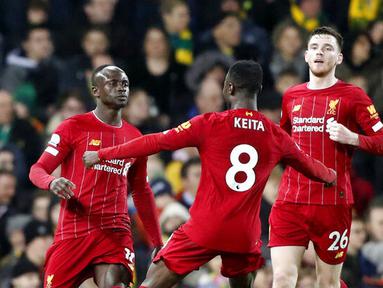 Para pemain Liverpool merayakan gol yang dicetak oleh Sadio Mane ke gawang Norwich City pada laga Premier League di Stadion Carrow Road Minggu (16/2/2020). Liverpool menang 1-0 atas Norwich City. (AP/Frank Augstein)