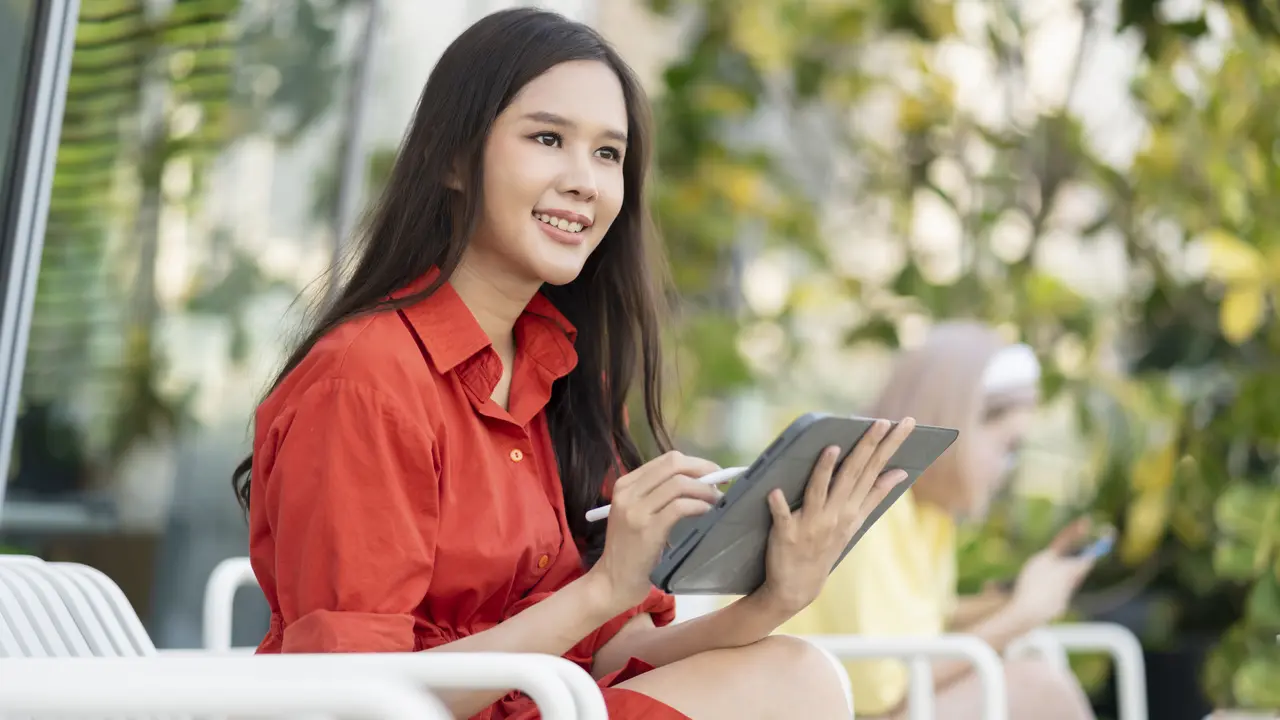 wanita agustus menikmati hidup