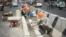 Aktivitas pekerja membuat separator jalan di kawasan Pasar Minggu, Jakarta Selatan, Rabu (23/10/2019). Pembuatan separator permanen tersebut merupakan bagian dari penataan kawasan Pasar Minggu agar lebih tertata dengan rapi. (Liputan6.com/Immanuel Antonius)