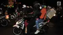 Pemudik sepeda motor melintasi ruas jalan Kalimalang, Bekasi, Jawa Barat, Minggu (2/7) malam. Kepadatan lalu lintas pemudik motor diprediksi akan berlangsung hingga H-2 Lebaran. (merdeka.com/Iqbal S. Nugroho)