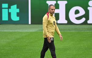 Pelatih Barcelona, Hansi Flick memimpin latihan menjelang laga leg 2 semifinal Liga Champions 2024/2025 melawan Inter Milan di Giuseppe Meazza, Milan, Italia. (AFP/Piero Cruciatti)