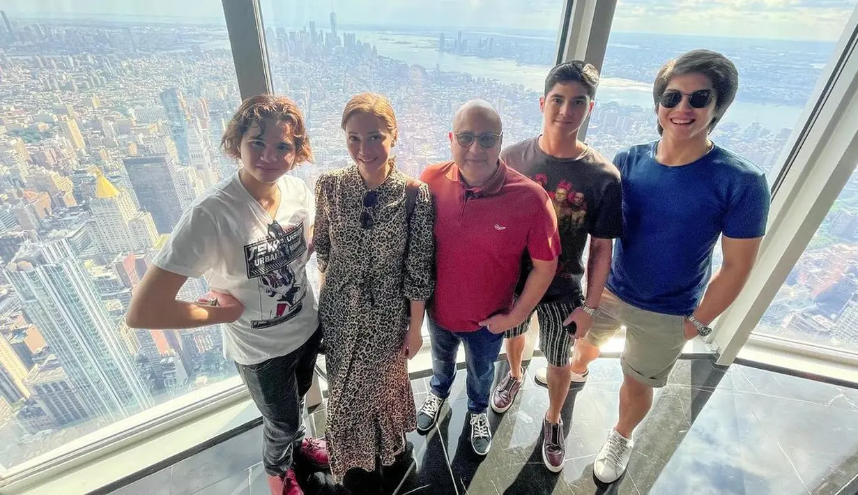 <p>Saat berlibur di Amerika Serikat, Maia ditemani ketiga buah hatinya, Al, El, dan Dul. (Foto: instagram.com @maiaestiantyreal)</p>