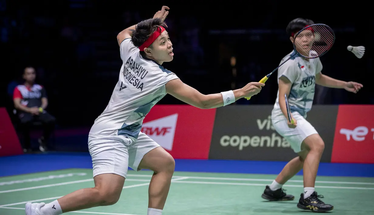 Pebulu tangkis Indonesia, Apriyani Rahayu (kiri) yang berpasangan dengan Siti Fadia Silva Ramadhanti berusaha mengembalikan bola saat menghadapi wakil China, Chen Qing Chen/Jia Yi Fan pada laga final nomor ganda putri kejuaraan bulu tangkis BWF World Championship 2023 di Royal Arena, Copenhagen, Denmark, Minggu (27/8/2023). (AFP/Ritzau Scanpix/Mads Claus Rasmussen)