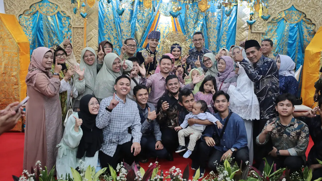Calon presiden (capres) nomor urut 01, Anies Baswedan, turut menghadiri acara resepsi pernikahan salah satu warga di Gedung Serbaguna Kampung Akuarium, Jakarta Utara, Minggu (3/3/2024). (Merdeka.com/Bachtiarudin Alam)