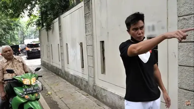 Baim Wong dianggap tidak sopan karena memarahi seorang kakek berusia 77 tahun yang mendekati dirinya (Kapanlagi.com)