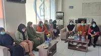 Sebanyak 10 wanita diamankan Badan Pelindungan Pekerja Migran Indonesia (BP2MI) di Neglasari, Kota Tangerang. Kesepuluh wanita dari berbagai daerah di Indonesia itu bakal dipekerjakan secara illegal oleh calo ke negara Timur Tengah.