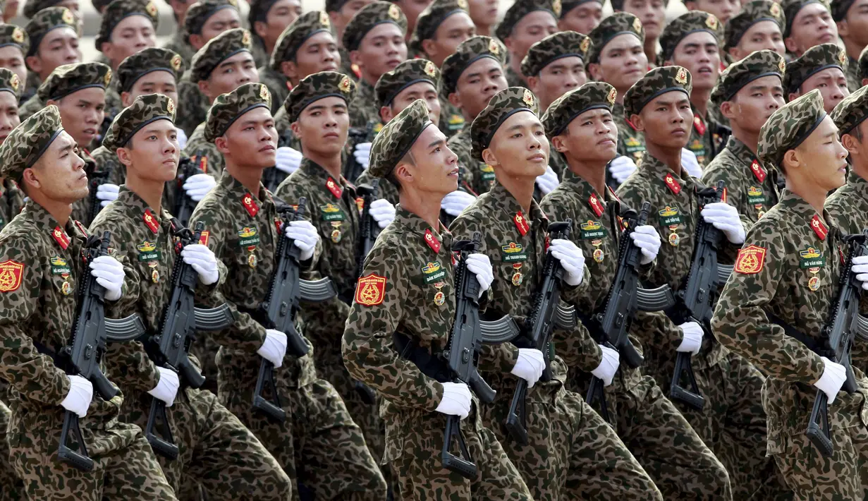 Tentara Vietnam memegang senjata buatan Israel selama perayaan Hari Nasional di Ba Dinh, Hanoi, Vietnam, (2/9). Peningkatan kekuatan militer ini dilakukan seiring ketegangan di kawasan Laut Cina Selatan yang menjadi wilayah sengketa. (REUTERS)
