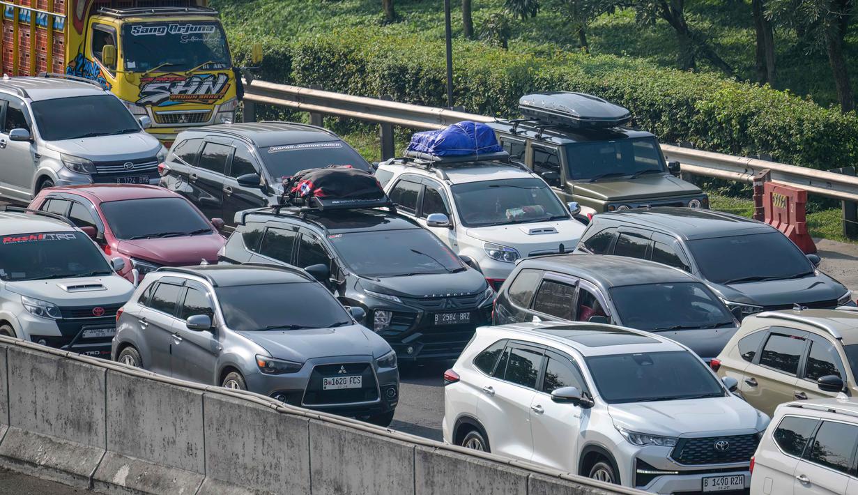 Gerbang Tol Cikampek Utama 2 (Cikatama 2) terpantau padat pada Selasa 17 Maret 2026. Tampak dalam foto, antrean kendaraan yang terjebak kemacetan di jalan tol keluar Jakarta dekat gerbang tol Cikampek Utama 2, Jawa Barat, pada Selasa 17 Maret 2026. (BAY ISMOYO/AFP)