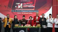 Ketua Umum DPP PDI Perjuangan (PDIP) Megawati Soekarnoputri melakukan prosesi potong tumpeng dalam peringatan Hari Ulang Tahun (HUT) ke-51 Partai di Sekolah Partai, Lenteng Agung, Jakarta Selatan, Rabu (10/1/2024). (Foto: Dokumentasi PDIP).
