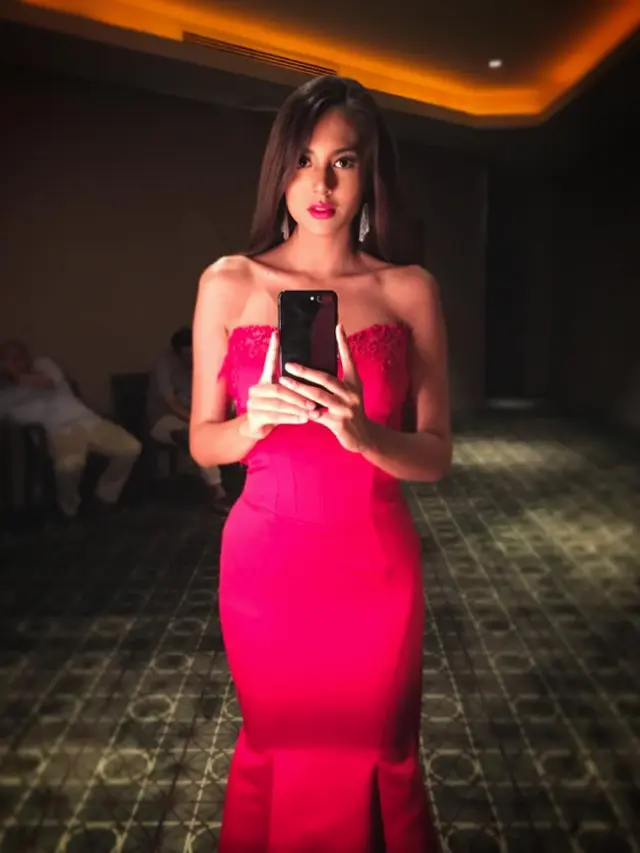 7 Gaya Aurelie Moeremans saat Pakai Gaun, Tampil Anggun Menawan