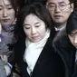 Cho Yoon-sun merupakan menteri aktif Korsel pertama yang ditahan. Ia diduga terlibat skandal yang menyeret Presiden Park (Associated Press)