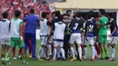 Para pemain timnas Indonesia terlibat pertikaian dengan pemain Kamboja di Stadion Shah Alam, Selangor, Kamis, (24/8/2017). Indonesia menang 2-0 atas Kamboja. (Bola.com/Vitalis Yogi Trisna)